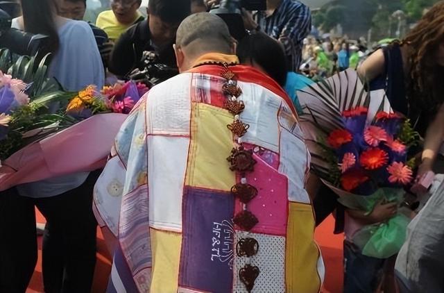 14年前汶川地震，高僧破三戒收留孕妇，生108名罗汉娃，后来如何