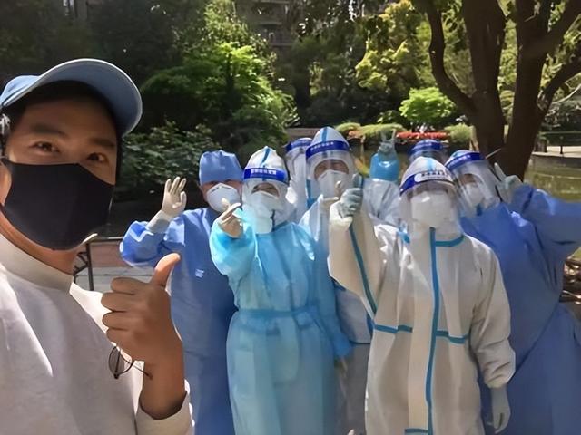 上海人做核酸，堪称时装秀
