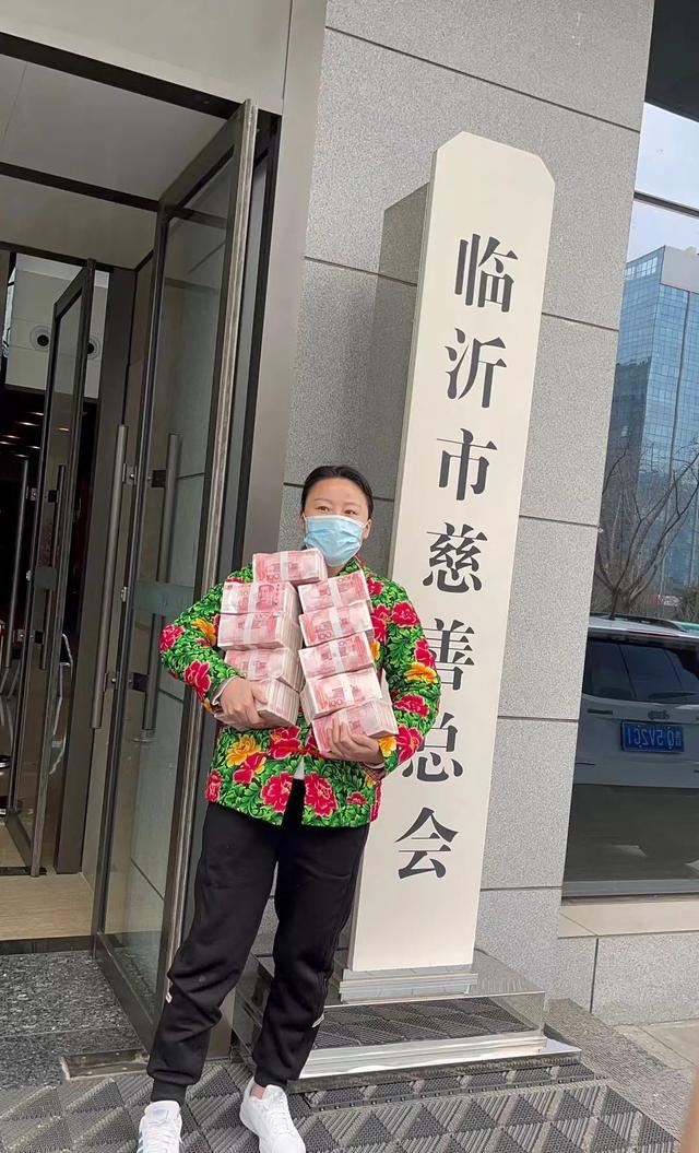 草帽姐为家乡再捐120万！抱10沓百元大钞显豪气，物资摆满一条街