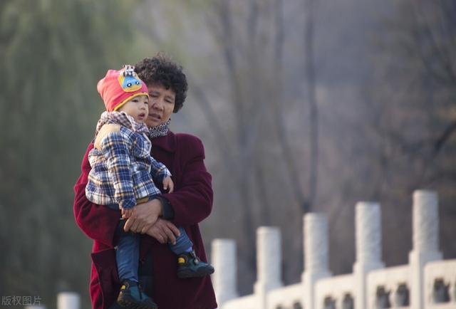 奶奶带娃没好处？观察了3个家庭，发现孩子在1岁时就会自主排尿