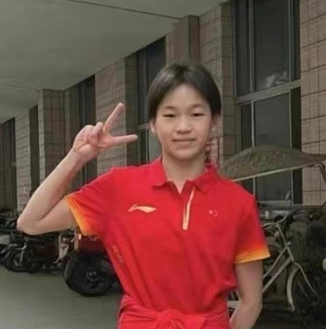 一年长高8公分，全红婵跨越发育期，发型也变了，连说有姐姐真好