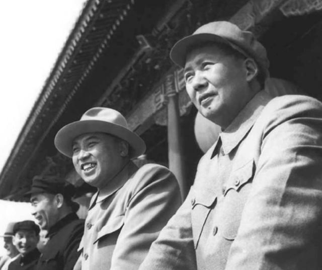 1958年周恩来访问朝鲜，一位朝鲜大妈远道而来，送给总理几副银器