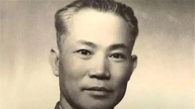 老蒋：你说郭汝瑰是地下党，证据呢？杜聿明：他家沙发有补丁