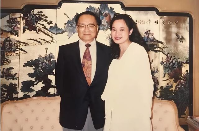 金庸要见邓小平，工作人员查到2事提议不见，邓小平：不用管它