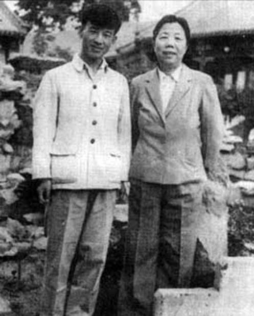 56年陈赓大将带一年轻小伙，面见周总理夫妇：你们好好看看他像谁