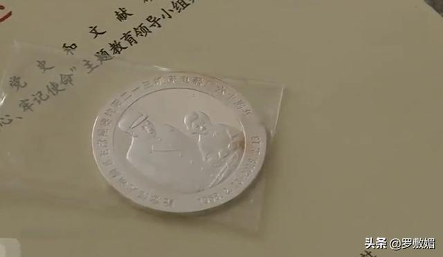 毛主席视察工厂，全厂工人都不开口，只有一人大喊：毛主席好