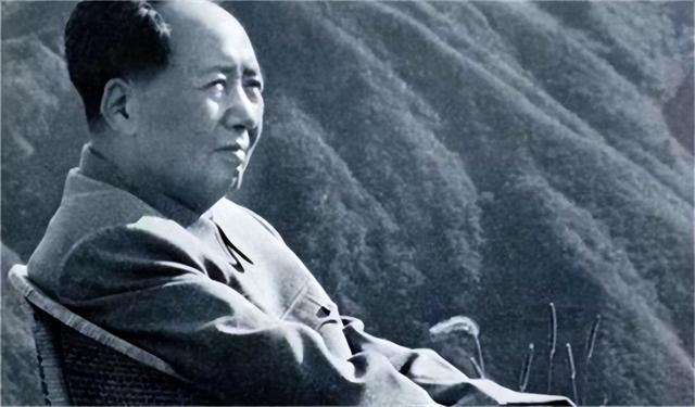 毛主席给钱学森递烟，钱学森准备接，主席突然收回笑道：自力更生