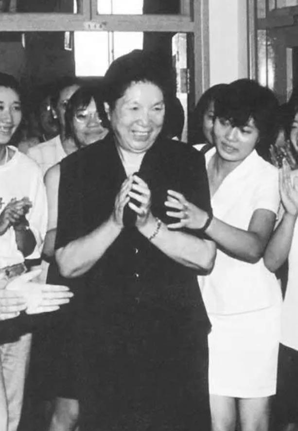 陈慕华：国军少将之女，成为中国第二位女副总理，却也有遗憾