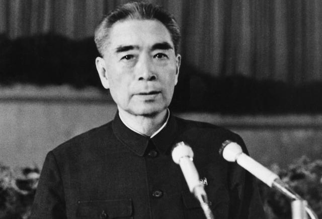 1958年周恩来访问朝鲜，一位朝鲜大妈远道而来，送给总理几副银器