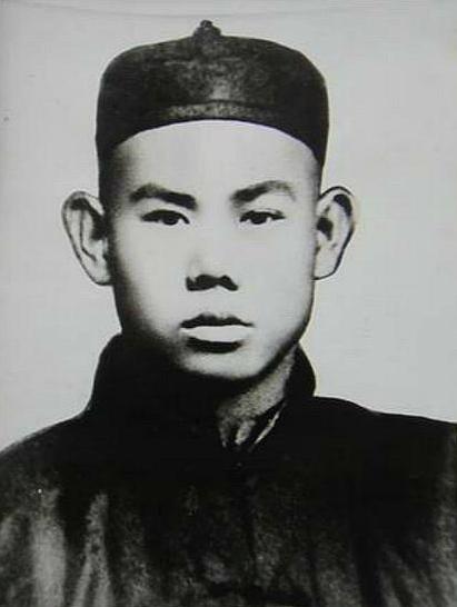 军长李服膺：与日寇激战后归来，定性为擅自撤逃，被连长一枪打死