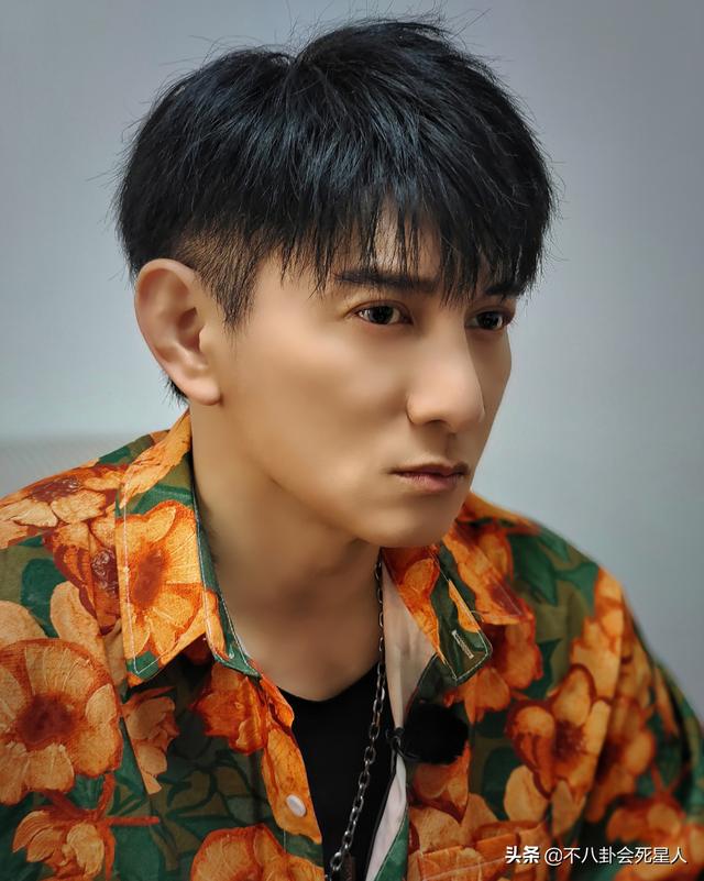 “假冻龄男神”被揭穿，脸肿、僵硬、笑不出来，钟汉良尤其明显