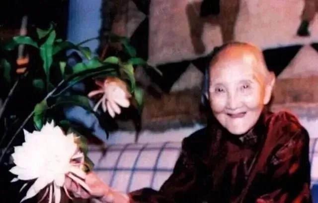 江苏女人，活到106岁，守寡54年，把13个孩子都培养成博士，凭啥