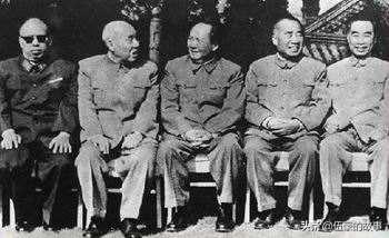 「罕见」周恩来和十大元帅的同框照，张张珍贵，尽显功勋风采