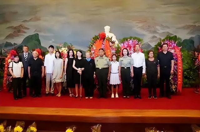 2020年，刘思齐儿子，女儿纪念主席诞辰127周年，表情严肃凝重