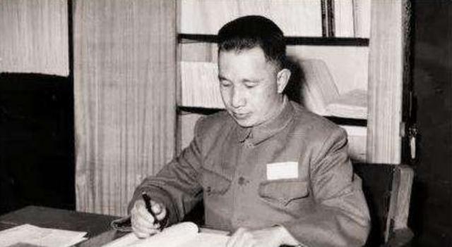1942年，日伪军中将送给粟裕一包烟，粟裕：全军集合关闭电台