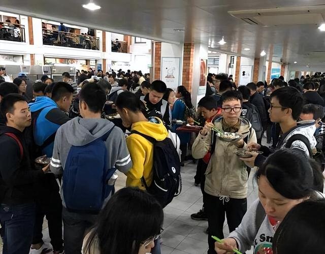 北大食堂“站饭图”走红，属“校园文化”见怪不怪，学霸真不好当