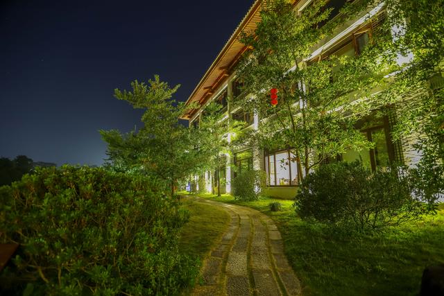 廣東旅行，發現一座禅修酒店，造型像古代宮殿，建築大有來頭
