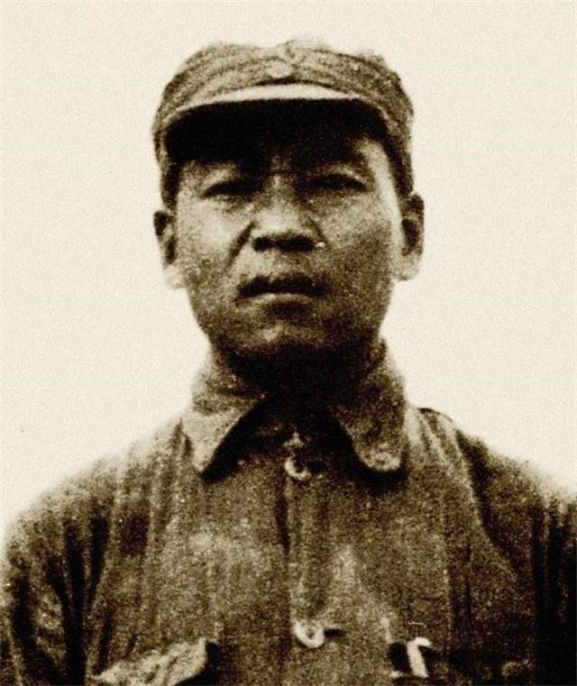 连长被调往师部当排长，本是降级任用，一看部下把他乐坏了