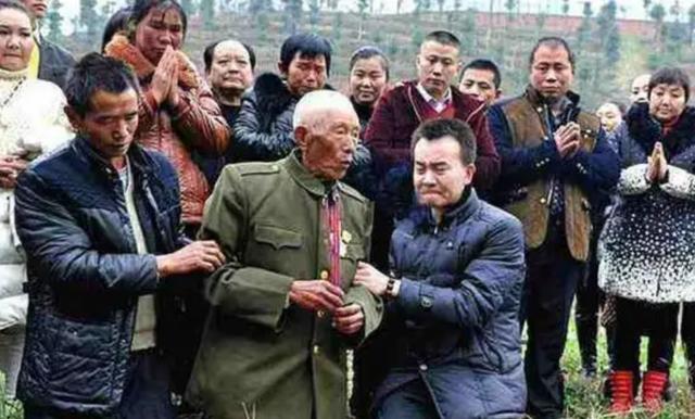山东老人信守诺言，为抗日无名英雄守墓长达74年，92岁时奇迹出现