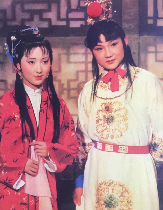 欧阳奋强发文纪念《红楼梦》播出35周年，晒出与陈晓旭昔日的合影