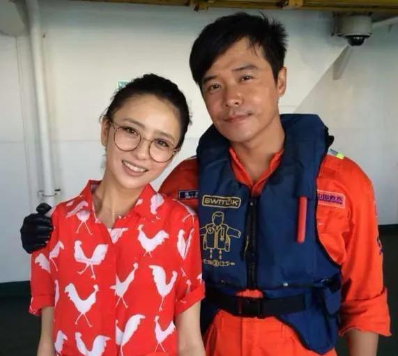 佟丽娅陈思诚罕见同框，两人互动动作行为太自然，不像离婚