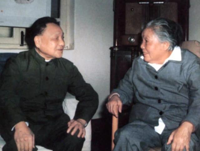 李富春病逝后，蔡畅泣不成声，邓小平轻声安抚：周总理让你多保重