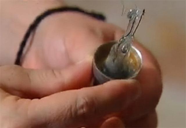 丈夫去世待火化，次日穿着寿衣坐在客厅，妻子：谁还敢跟他一起住