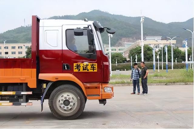 2017年，山东男子花5800元学驾照3年，因违章被交警发现证是假的