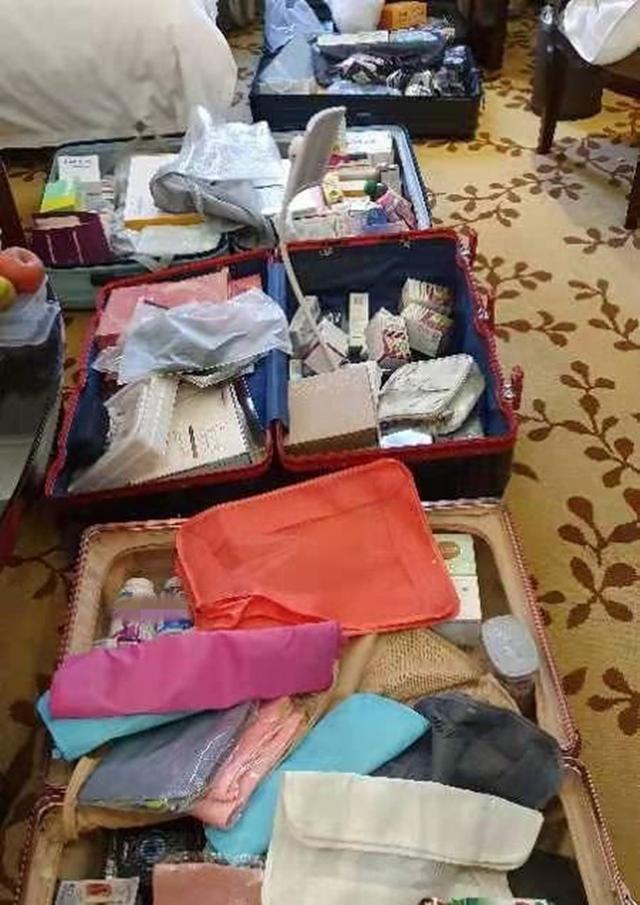 黄国伦夫妇生活在封闭管制下的上海，房间里堆满了商品，说是不缺物资但是客厅空。
(图7)