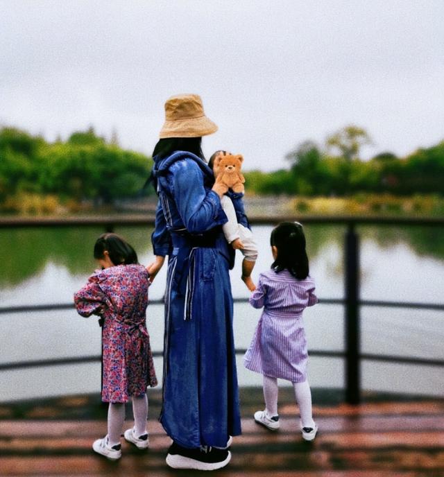 母亲节那天，娜娜发文表达了对母亲的告白。第一对母女同框，小女儿可爱出道。
(图5)