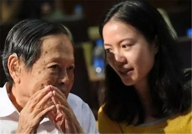杨振宁：翁帆为了我付出了太多时间，她十七年来都是早睡