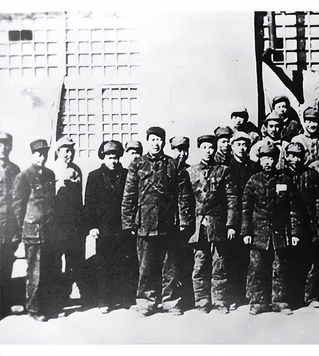 1952年，毛主席得知空军一年军费后，为什么让刘亚楼向他敬个礼？