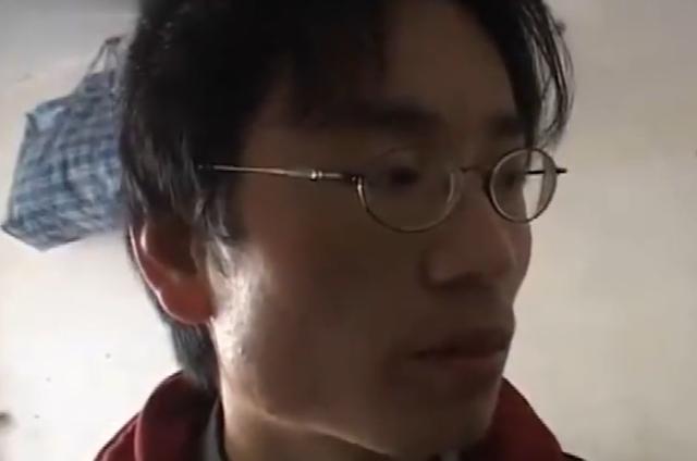 农民父亲供儿子读本科，结果儿子毕业后却当了保安，月薪仅有600