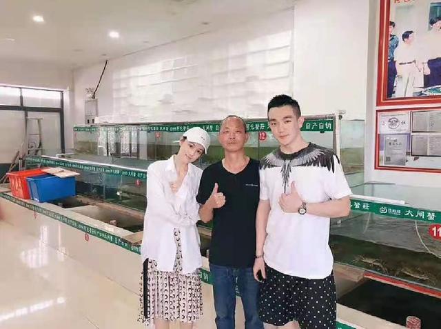 张馨予罕见秀恩爱，军人老公换新发型变小奶狗，邪魅一笑太撩人