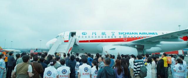 空难奇迹：1988年，飞机在24000英尺高空出现大洞，仅一人遇难