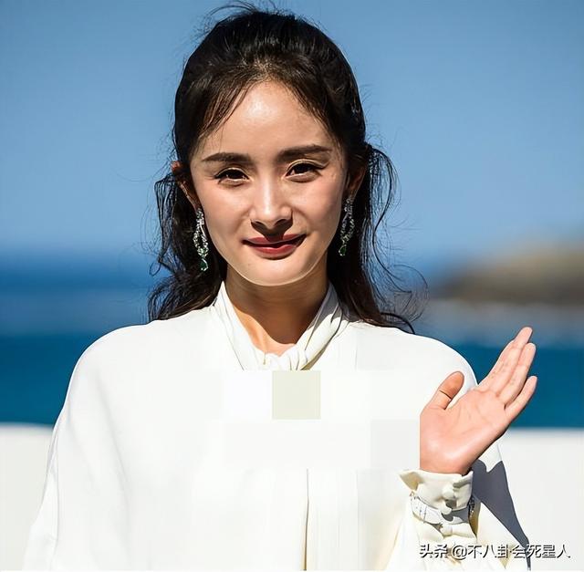 杨幂曾有一个"嫩牛五方"的外号,单看早期广告照片,杨幂的下颌角的确