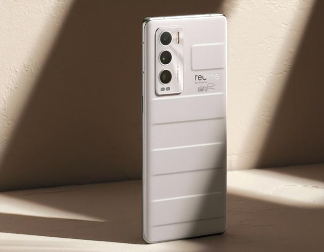 从3199元跌至2444元，12GB+256GB+65W，优质曲面旗舰一降再降