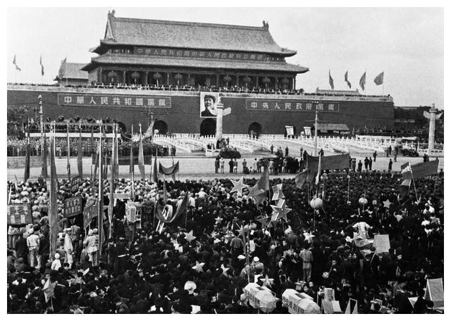 天安门上的伟人像会挂多久？早在1980年时，邓小平便做出了解答