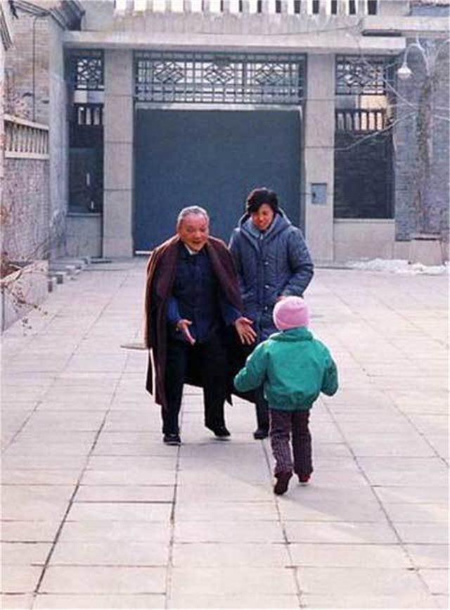 邓小平退休后享天伦之乐，临终前4天家人致信中央，提出五个要求