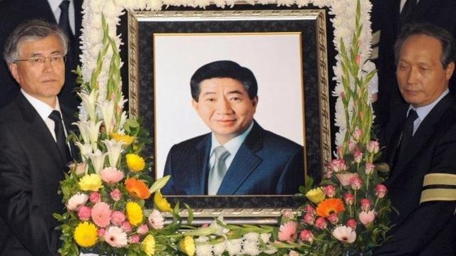 文在寅：11年孤胆复仇，将朴槿惠李明博送进监狱，难逃青瓦台魔咒