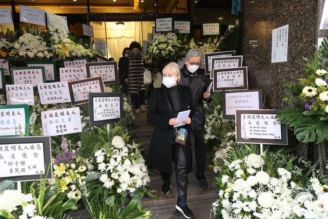 香港“30亿阔太”离世！徐小凤到场告别，周润发·谢贤父子低调致哀。
(图6)