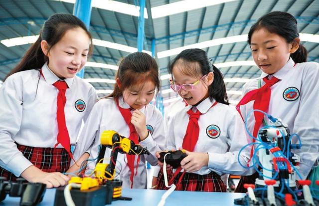 体育pk英语成功上位，义务教育“新课标”发布，学生们欢呼雀跃