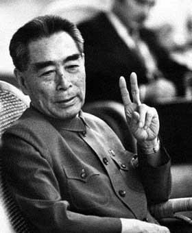 1971年外宾宴会上，国宝九龙杯离奇失踪，周总理安排魔术表演找回