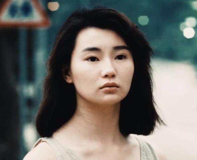 “超级电影女王”张可颐:她曾与东升仪相恋多年，却在逛路边摊时被质疑破产。
