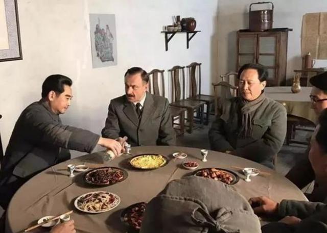 1949年，毛主席访问苏联，交代厨师：苏联送死鱼就扔出去，换活鱼