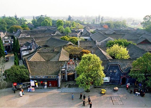 刘文彩最后的日子，房檐飞来几只乌鸦，下人驱赶却被他阻止：罢了