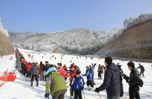 公司团建滑雪