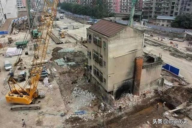 2016年武汉修地铁拆迁，女房主觉得1500万太少，法院：先拆再说