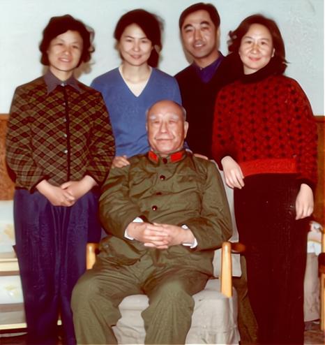 他是国军起义名将，55年婉拒授衔，主席指示：他必须授上将