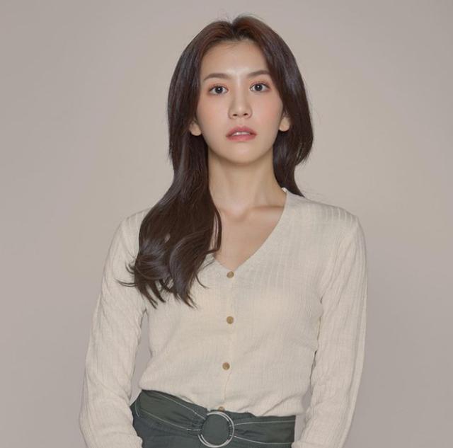 韩国女明星走红毯,刘珠恩走红毯(露细腰身材火辣不惧寒冷)